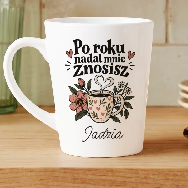 Kubek Personalizowany Na Pierwszą Rocznicę Ślubu Prezent Na Walentynki Dla Kobiety: Po Roku Nadal Mnie Kubek Personalizowany Na Pierwszą Rocznicę Ślubu Prezent Na Walentynki Dla Kobiety: Po Roku Nadal Mnie