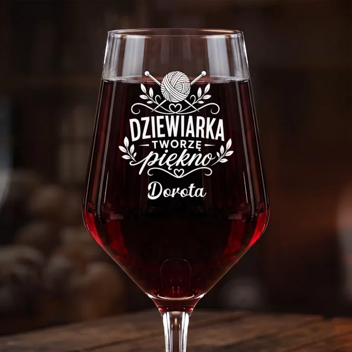 Mega Kieliszek Do Wina z Grawerem Dla Dziewiarki Prezent Dla Kobiety: Dziewiarka - Tworzę Mega Kieliszek Do Wina z Grawerem Dla Dziewiarki Prezent Dla Kobiety: Dziewiarka - Tworzę