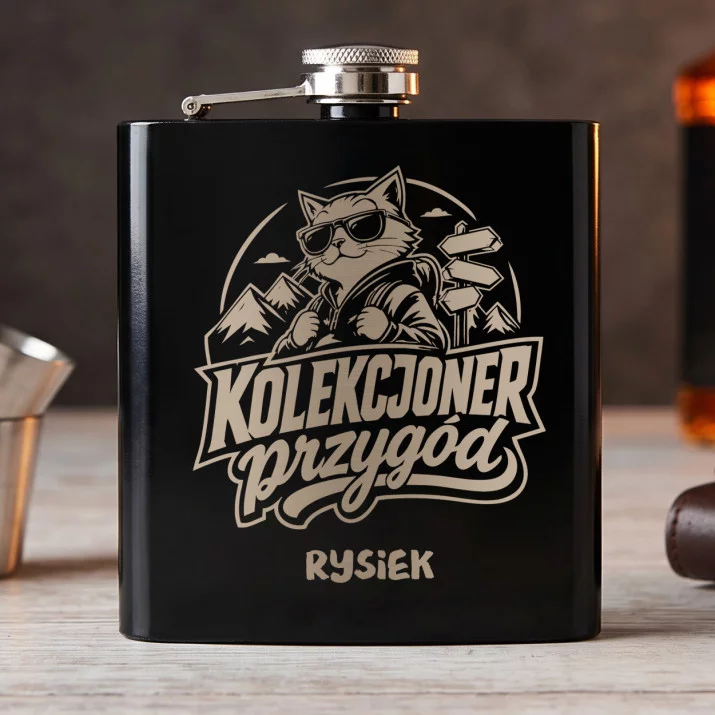Piersiówka z Grawerem Dla Podróżnika Prezent Dla Mężczyzny: Kolekcjoner Przygód Piersiówka z Grawerem Dla Podróżnika Prezent Dla Mężczyzny: Kolekcjoner Przygód