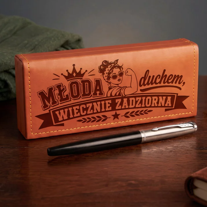 Pióro Wieczne Parker W Etui Na 65 Urodziny Prezent Dla 65 Latki Kobiety: Młoda Duchem Retro Pióro Wieczne Parker W Etui Na 65 Urodziny Prezent Dla 65 Latki Kobiety: Młoda Duchem Retro