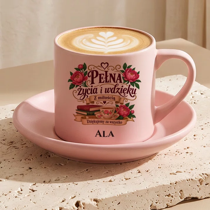 Filiżanka Personalizowana Dla Seniorki Prezent Dla Kobiety: Pełna Życia I Wdzięku Filiżanka Personalizowana Dla Seniorki Prezent Dla Kobiety: Pełna Życia I Wdzięku