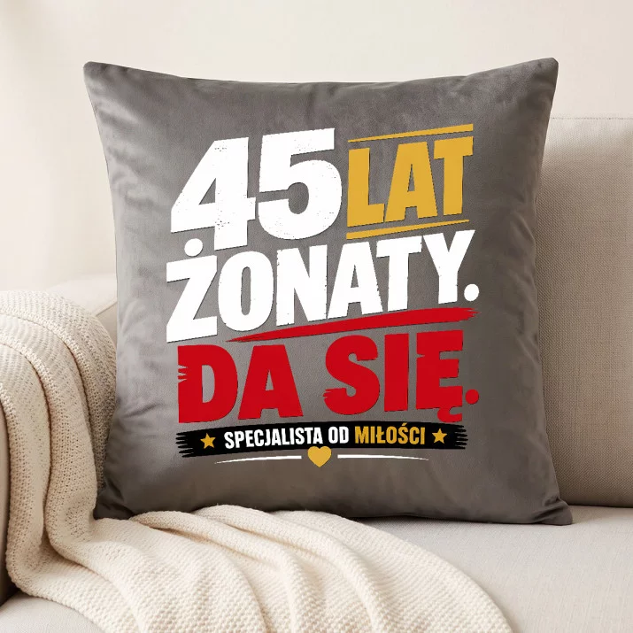 Poduszka Dekoracyjna Na 45 Rocznicę Ślubu Prezent Na Walentynki Dla Mężczyzny: 45 Lat Żonaty - Da Się Poduszka Dekoracyjna Na 45 Rocznicę Ślubu Prezent Na Walentynki Dla Mężczyzny: 45 Lat Żonaty - Da Się