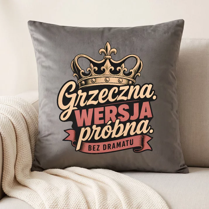 Poduszka Dekoracyjna Dla Młodej Kobiety Prezent Dla Kobiety: Grzeczna. Wersja Próbna. Poduszka Dekoracyjna Dla Młodej Kobiety Prezent Dla Kobiety: Grzeczna. Wersja Próbna.