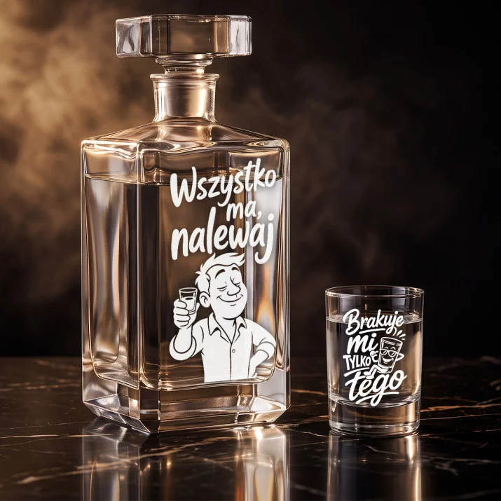 Zestaw Do Wódki z Grawerem Dla Faceta Który Ma Wszystko Prezent: Wszystko Ma, Nalewaj Zestaw Do Wódki z Grawerem Dla Faceta Który Ma Wszystko Prezent: Wszystko Ma, Nalewaj