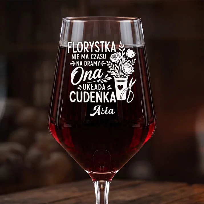 Mega Kieliszek Do Wina z Grawerem Dla Florystki Prezent Dla Kobiety: Florystka Układa Cudeńka Mega Kieliszek Do Wina z Grawerem Dla Florystki Prezent Dla Kobiety: Florystka Układa Cudeńka