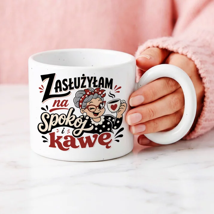 Kubek Z Okrągłym Uchem Dla Seniorki Prezent Dla Kobiety: Retro Uśmiech Seniorki Kubek Z Okrągłym Uchem Dla Seniorki Prezent Dla Kobiety: Retro Uśmiech Seniorki