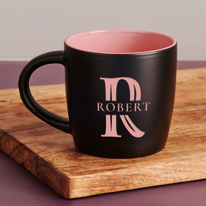 Inicjał imię - Czarny kubek ceramiczny Inicjał imię - Czarny kubek ceramiczny
