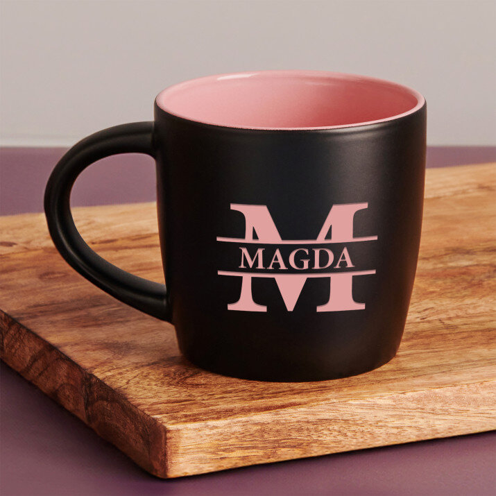 Inicjał z imieniem - Czarny kubek ceramiczny Inicjał z imieniem - Czarny kubek ceramiczny