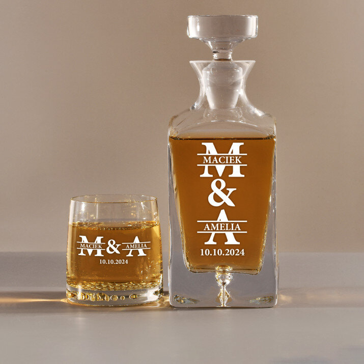 Inicjał z imieniem dla pary - Zestaw Grawerowana Karafka I Szklanki Do Whisky Inicjał z imieniem dla pary - Zestaw Grawerowana Karafka I Szklanki Do Whisky