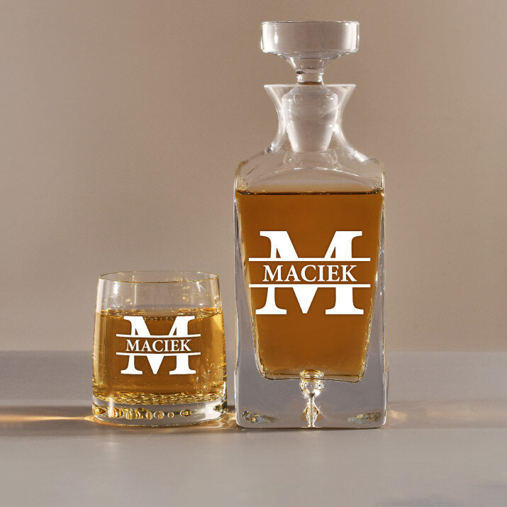 Inicjał z imieniem - Zestaw Grawerowana Karafka I Szklanki Do Whisky Inicjał z imieniem - Zestaw Grawerowana Karafka I Szklanki Do Whisky