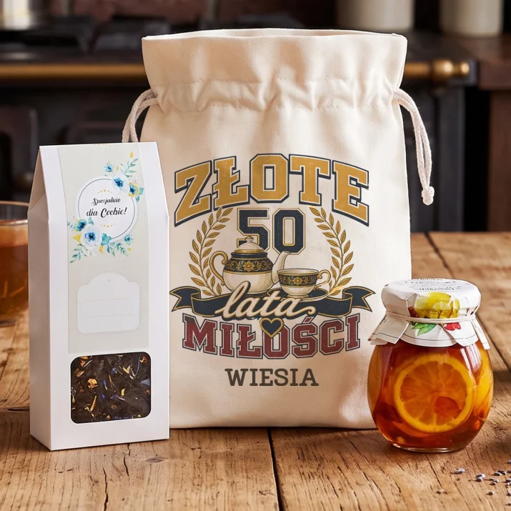 Zestaw Herbaciany Na 50 Lecie Ślubu Prezent Dla Kobiety: Emblemat Złotej Miłości Zestaw Herbaciany Na 50 Lecie Ślubu Prezent Dla Kobiety: Emblemat Złotej Miłości