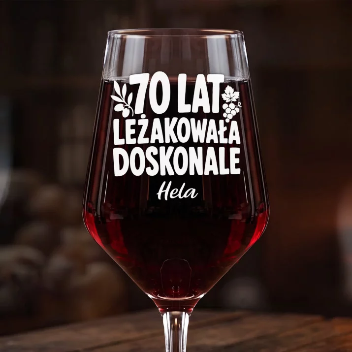 Mega Kieliszek Do Wina z Grawerem Na 70 Urodziny Prezent Dla 70 Latki Kobiety: Doskonale Leżakowała Mega Kieliszek Do Wina z Grawerem Na 70 Urodziny Prezent Dla 70 Latki Kobiety: Doskonale Leżakowała