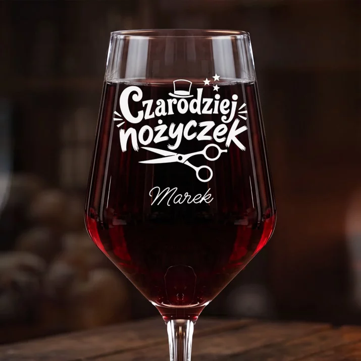 Mega Kieliszek Do Wina z Grawerem Dla Fryzjera Prezent Dla Mężczyzny: Czarodziej Nożyczek Mega Kieliszek Do Wina z Grawerem Dla Fryzjera Prezent Dla Mężczyzny: Czarodziej Nożyczek