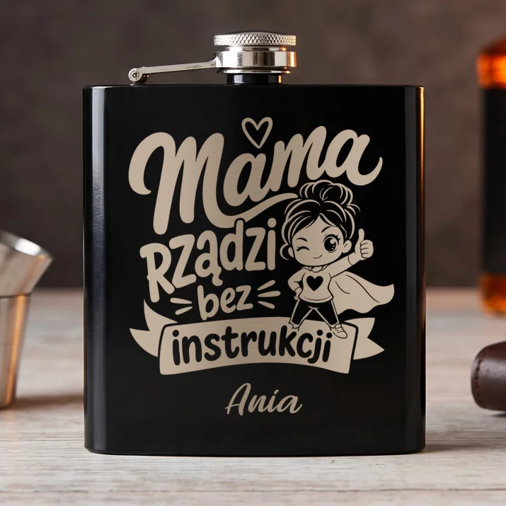 Piersiówka z Grawerem Na Dzień Mamy Prezent Dla Mamy Kobiety: Mama Rządzi Bez Piersiówka z Grawerem Na Dzień Mamy Prezent Dla Mamy Kobiety: Mama Rządzi Bez