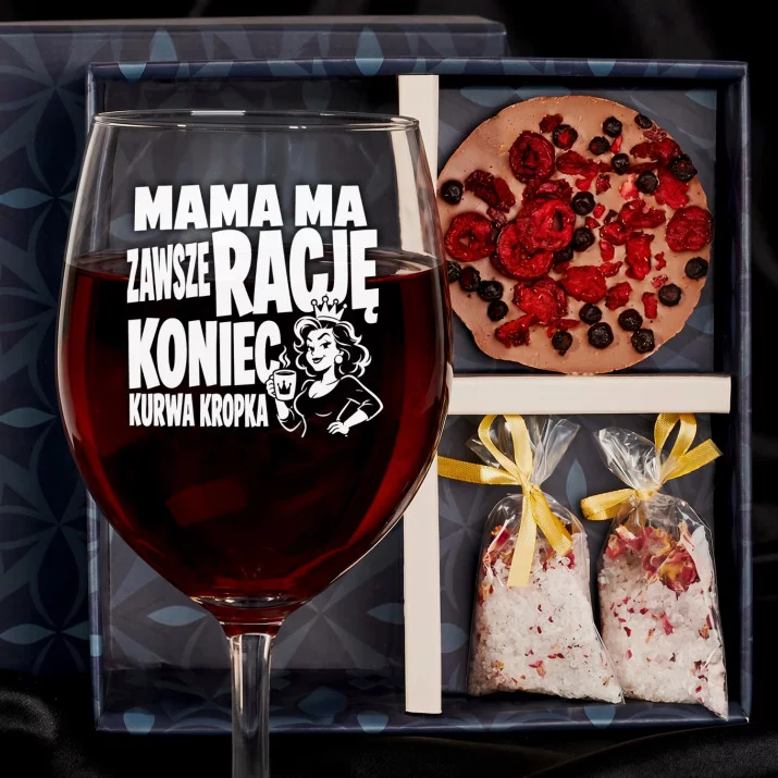 Zestaw Prezenowy Z Kieliszkiem Do Wina Na 50 Urodziny Mamy: Mama Ma Rację Zestaw Prezenowy Z Kieliszkiem Do Wina Na 50 Urodziny Mamy: Mama Ma Rację
