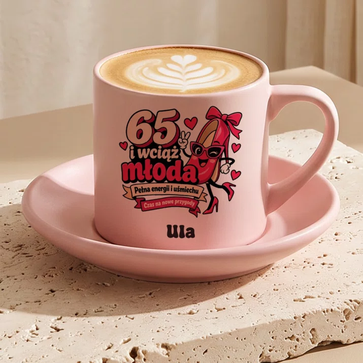 Filiżanka Personalizowana Na 65 Urodziny Prezent Dla 65 Latki Kobiety: 65 I Wciąż Młoda Filiżanka Personalizowana Na 65 Urodziny Prezent Dla 65 Latki Kobiety: 65 I Wciąż Młoda
