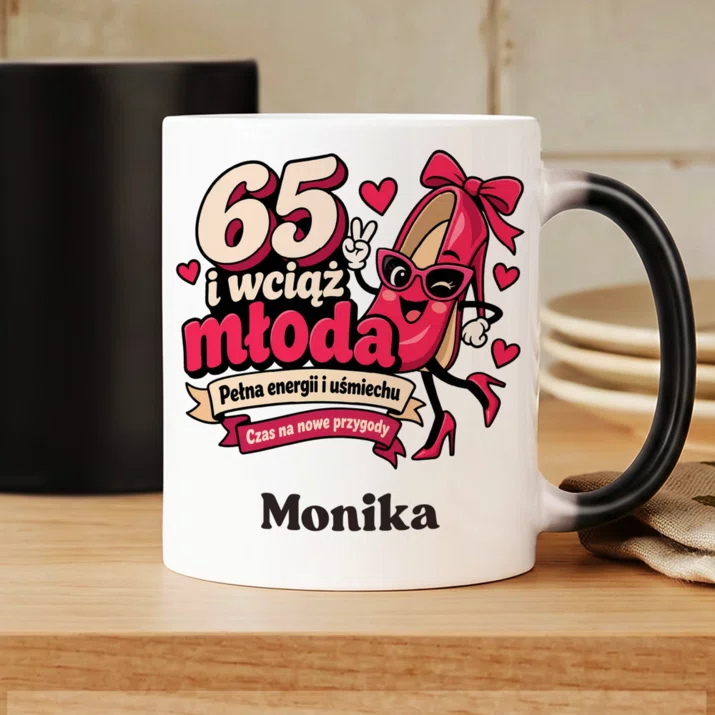 Kubek Personalizowany Na 65 Urodziny Prezent Dla 65 Latki Kobiety: 65 I Wciąż Młoda Kubek Personalizowany Na 65 Urodziny Prezent Dla 65 Latki Kobiety: 65 I Wciąż Młoda