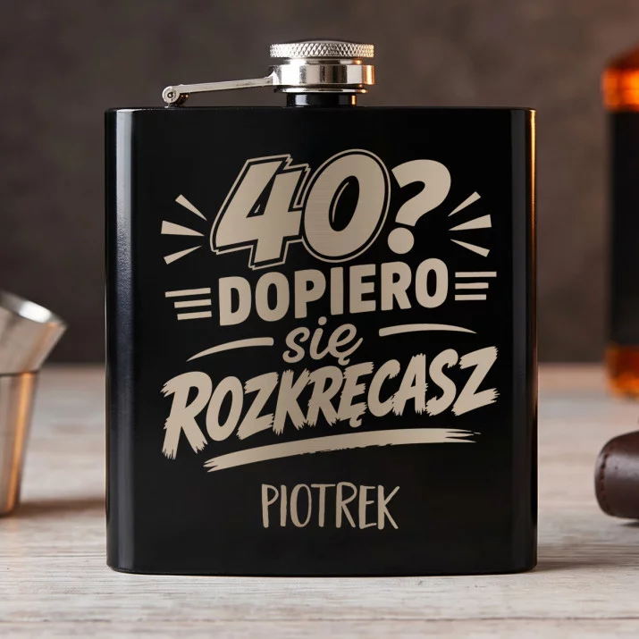 Piersiówka z Grawerem Na 40 Urodziny Prezent Dla 40 Latka Mężczyzny: 40? Dopiero Się Piersiówka z Grawerem Na 40 Urodziny Prezent Dla 40 Latka Mężczyzny: 40? Dopiero Się