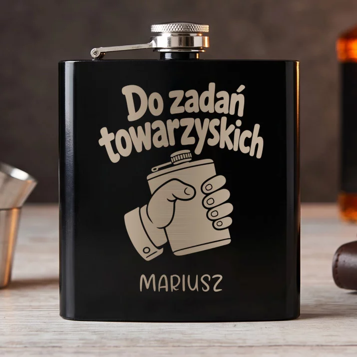 Piersiówka Z Grawerem Na Kawalerski Prezent Dla Mężczyzny: Do Zadań Piersiówka Z Grawerem Na Kawalerski Prezent Dla Mężczyzny: Do Zadań