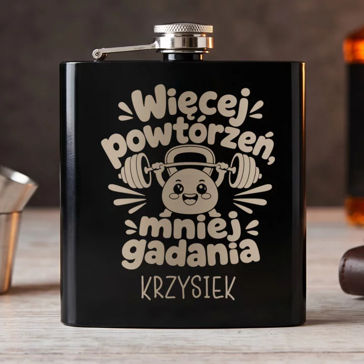Piersiówka z Grawerem Dla Trenera Prezent Dla Mężczyzny: Więcej Powtórzeń, Mniej Piersiówka z Grawerem Dla Trenera Prezent Dla Mężczyzny: Więcej Powtórzeń, Mniej