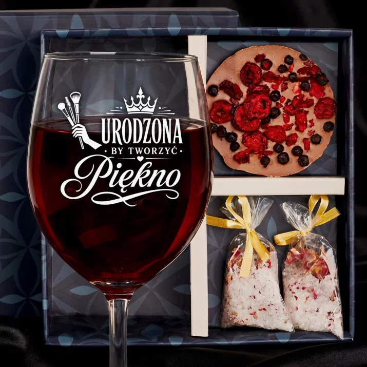 Zestaw Prezenowy Z Kieliszkiem Do Wina Na 18 Urodziny: Urodzona By Tworzyć Piękno Zestaw Prezenowy Z Kieliszkiem Do Wina Na 18 Urodziny: Urodzona By Tworzyć Piękno