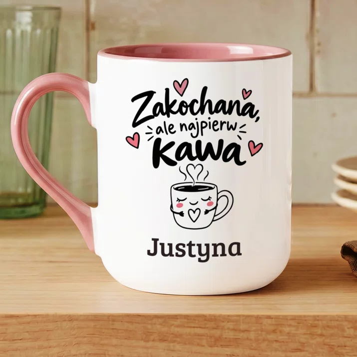 Kubek Personalizowany Na Walentynki Prezent Na Rocznicę Dla Kobiety: Zakochana, Ale Najpierw Kubek Personalizowany Na Walentynki Prezent Na Rocznicę Dla Kobiety: Zakochana, Ale Najpierw