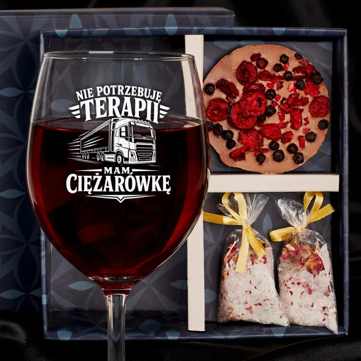 Zestaw Prezenowy Z Kieliszkiem Do Wina Dla Kierowcy Ciężarówki: Nie Potrzebuję Terapii Zestaw Prezenowy Z Kieliszkiem Do Wina Dla Kierowcy Ciężarówki: Nie Potrzebuję Terapii