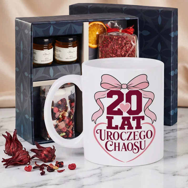 Zestaw Prezenowy Z Kubkiem Dla 20 Latki Na 20 Urodziny: Uroczy Chaos Zestaw Prezenowy Z Kubkiem Dla 20 Latki Na 20 Urodziny: Uroczy Chaos