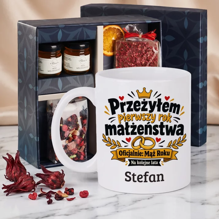 Zestaw Prezentowy z Kubkiem Na Pierwszą Rocznicę Ślubu Na Walentynki Dla Mężczyzny: Przeżyłem Pierwszy Rok Zestaw Prezentowy z Kubkiem Na Pierwszą Rocznicę Ślubu Na Walentynki Dla Mężczyzny: Przeżyłem Pierwszy Rok