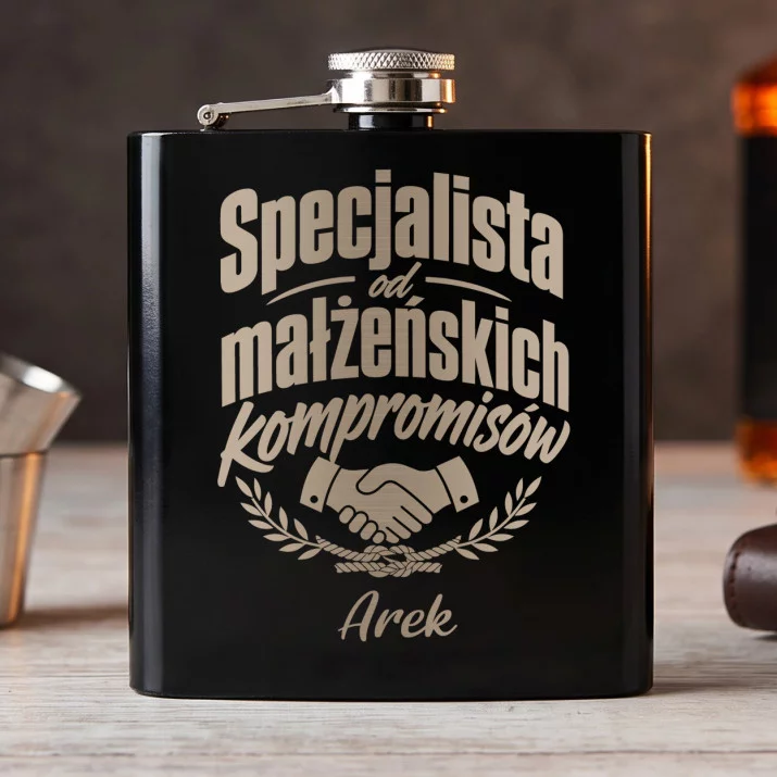 Piersiówka Z Grawerem Na 20 Rocznicę Ślubu Prezent Dla Mężczyzny: Męski Humor Typograficzny Piersiówka Z Grawerem Na 20 Rocznicę Ślubu Prezent Dla Mężczyzny: Męski Humor Typograficzny