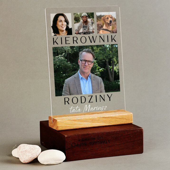 Kierownik rodziny: tata - Wydruk na szkle akrylowym z podstawką