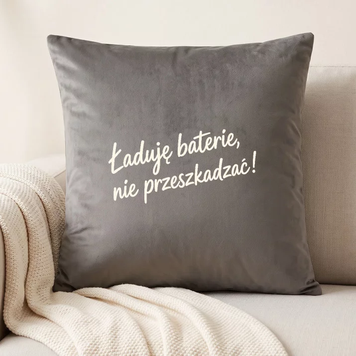 Poduszka Dekoracyjna Dla Kobiety Prezent Dla Kobiety: Ładuję Baterie Poduszka Dekoracyjna Dla Kobiety Prezent Dla Kobiety: Ładuję Baterie