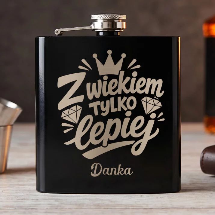 Piersiówka z Grawerem Na Złote Gody Prezent Dla Kobiety: Z Wiekiem Tylko Lepiej Piersiówka z Grawerem Na Złote Gody Prezent Dla Kobiety: Z Wiekiem Tylko Lepiej