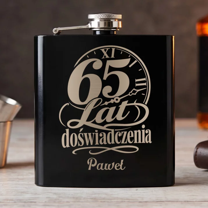 Piersiówka Z Grawerem Na 65 Urodziny Prezent Dla Mężczyzny: Dojrzała Elegancja Piersiówka Z Grawerem Na 65 Urodziny Prezent Dla Mężczyzny: Dojrzała Elegancja