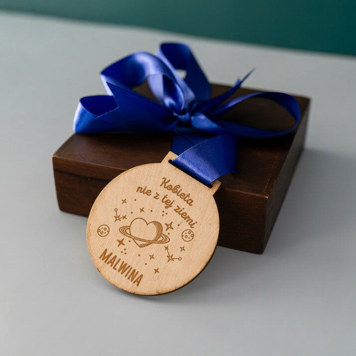 Kobieta nie z tej ziemi - Drewniany medal