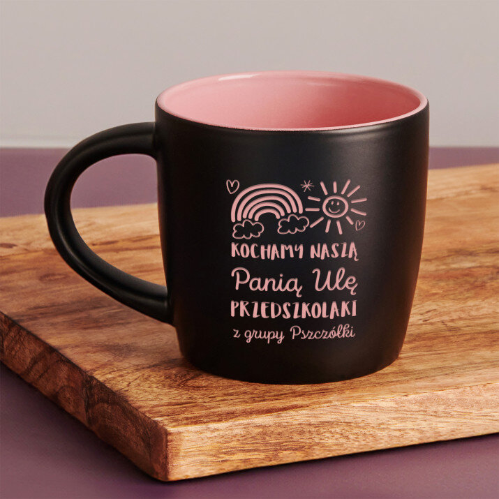 Kochamy naszą przedszkolankę - Czarny kubek ceramiczny