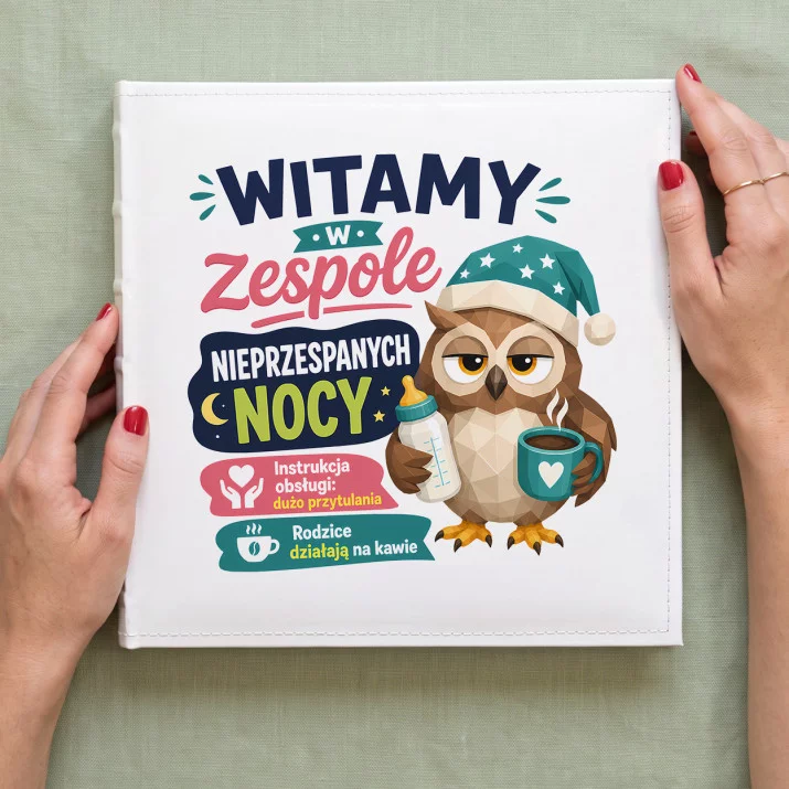 Album Na Zdjęcia Tradycyjny Na Narodziny Dziecka Prezent Dla Pary: Nocne Maratony Rodziców Album Na Zdjęcia Tradycyjny Na Narodziny Dziecka Prezent Dla Pary: Nocne Maratony Rodziców
