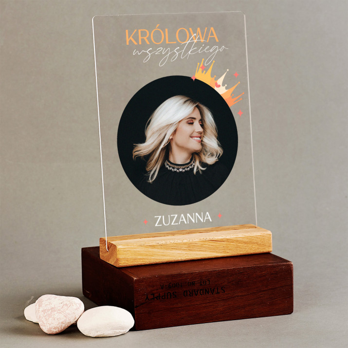 Królowa wszystkiego - Wydruk na szkle akrylowym z podstawką