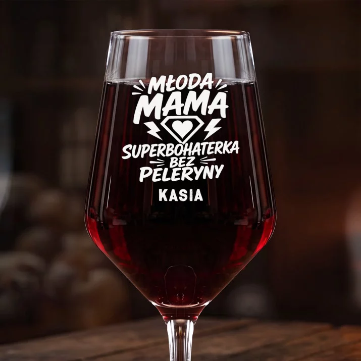Mega Kieliszek Do Wina z Grawerem Dla Młodej Mamy Prezent Na Dzień Mamy Dla Kobiety: Młoda Mama Superbohaterka Mega Kieliszek Do Wina z Grawerem Dla Młodej Mamy Prezent Na Dzień Mamy Dla Kobiety: Młoda Mama Superbohaterka