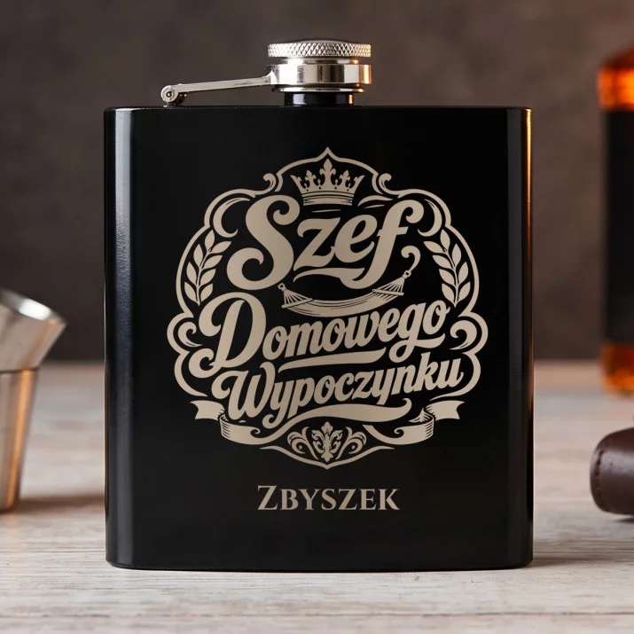 Piersiówka z Grawerem Na Święta Prezent Dla Mężczyzny: Szef Domowego Wypoczynku Piersiówka z Grawerem Na Święta Prezent Dla Mężczyzny: Szef Domowego Wypoczynku