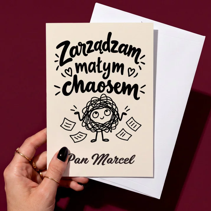 Kartka Personalizowana Dla Nauczyciela Przedszkola Prezent Dla Mężczyzny: Zarządzam Małym Chaosem Kartka Personalizowana Dla Nauczyciela Przedszkola Prezent Dla Mężczyzny: Zarządzam Małym Chaosem
