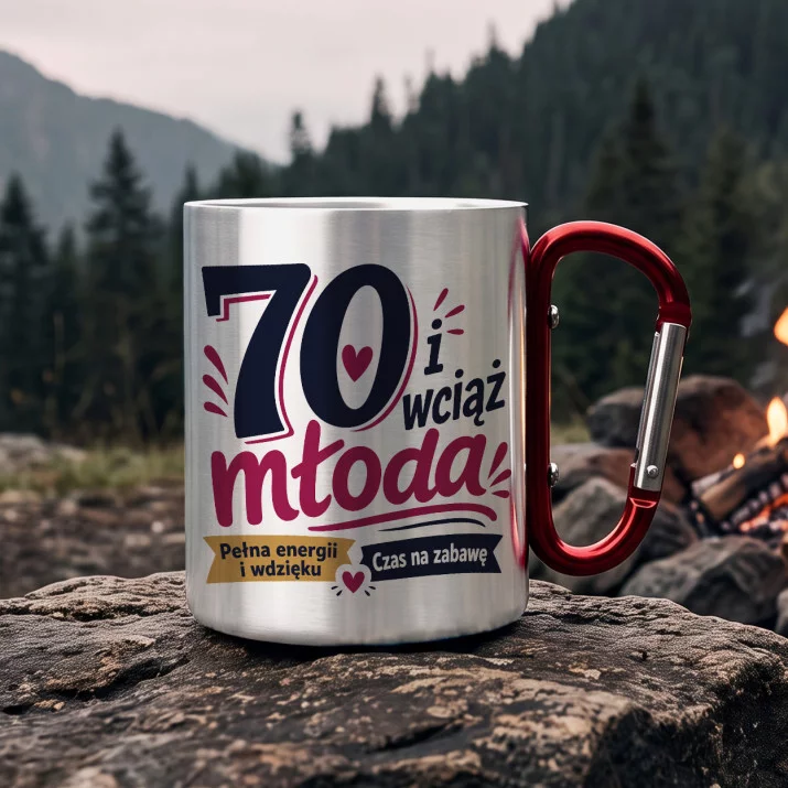 Kubek Metalowy z Karabińczykiem Na 70 Prezent Dla 70 Latki Kobiety: Młodość Wciąż Trwa Kubek Metalowy z Karabińczykiem Na 70 Prezent Dla 70 Latki Kobiety: Młodość Wciąż Trwa