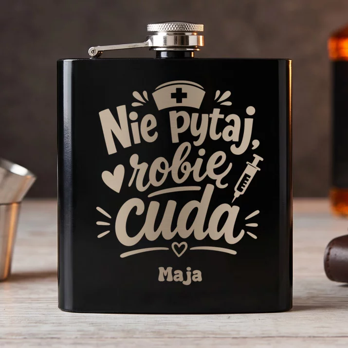 Piersiówka z Grawerem Dla Pielęgniarki Prezent Dla Kobiety: Nie Pytaj, Robię Cuda