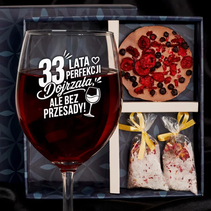 Zestaw Prezenowy Z Kieliszkiem Do Wina Na 33 Urodziny: 33 Lata Perfekcji Zestaw Prezenowy Z Kieliszkiem Do Wina Na 33 Urodziny: 33 Lata Perfekcji