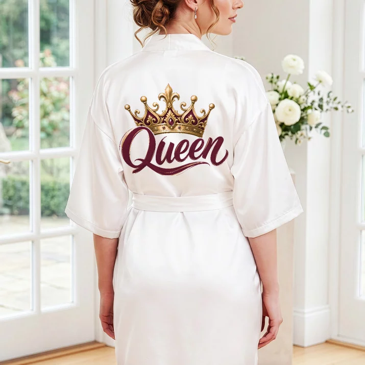 Szlafrok Satynowy Dla Kobiety Prezent Dla Kobiety: Queen Crown Brush Script Szlafrok Satynowy Dla Kobiety Prezent Dla Kobiety: Queen Crown Brush Script