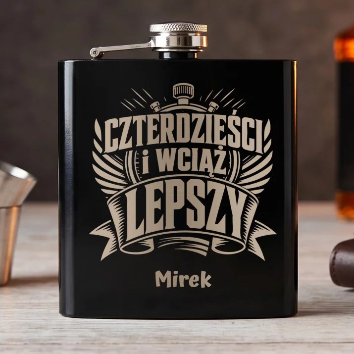 Piersiówka z Grawerem Na 40 Urodziny Prezent Dla 40 Latka Mężczyzny: Czterdzieści I Wciąż