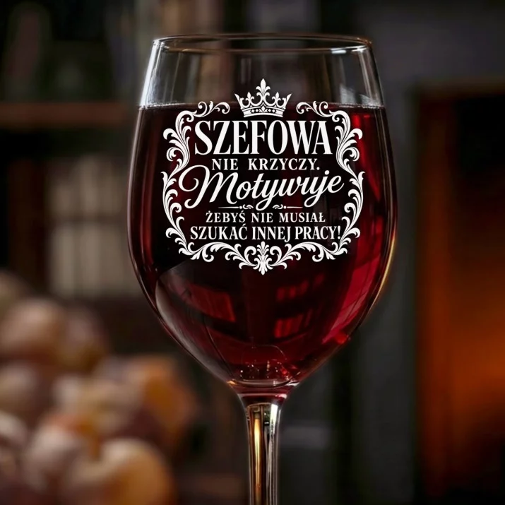 Kieliszek Do Wina Dla Szefowej Prezent Dla Kobiety: Szefowa Motywuje Grawer