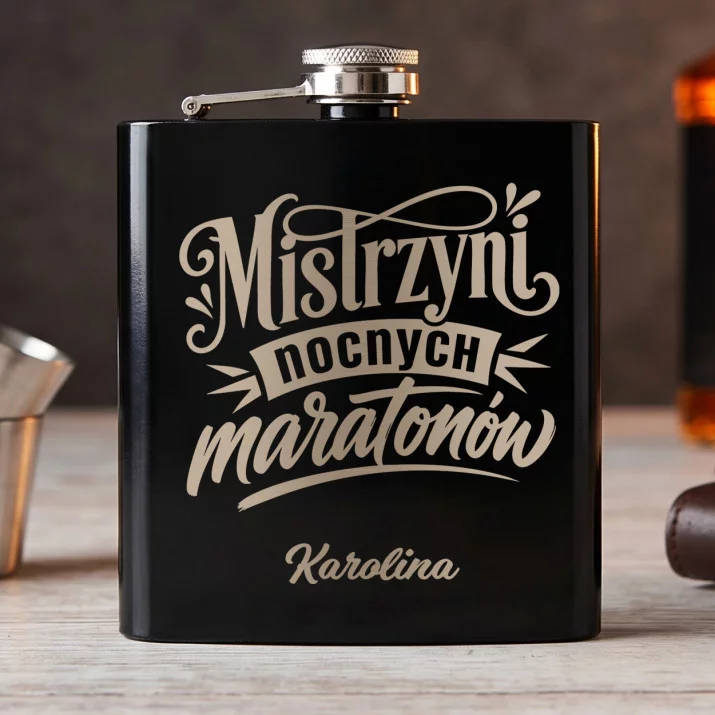 Piersiówka z Grawerem Dla Świeżo Upieczonej Mamy Prezent Na Dzień Mamy Dla Kobiety: Mistrzyni Nocnych Piersiówka z Grawerem Dla Świeżo Upieczonej Mamy Prezent Na Dzień Mamy Dla Kobiety: Mistrzyni Nocnych