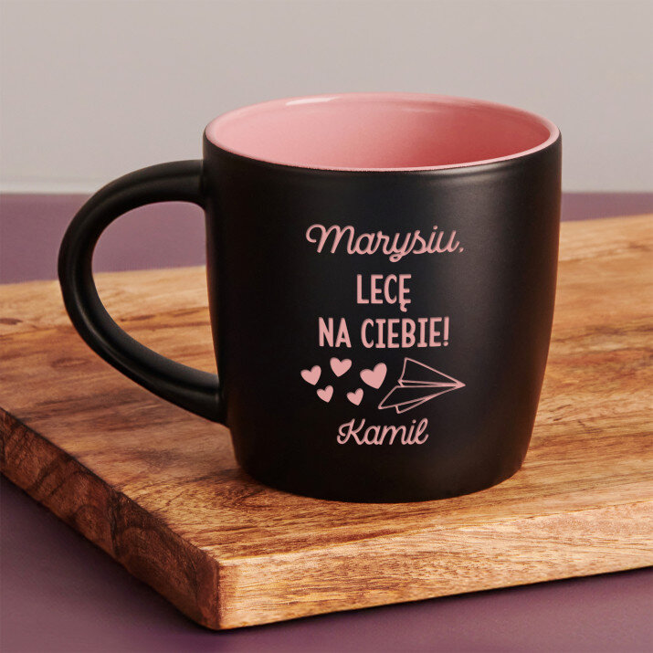 Lecę na ciebie - Czarny kubek ceramiczny