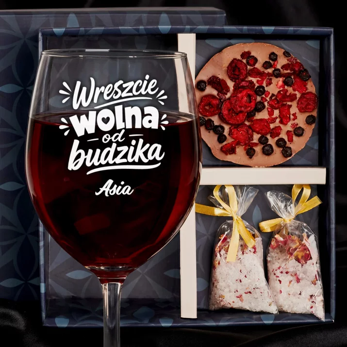 Zestaw Prezenowy z Kieliszkiem do Wina Na Odejście Na Emeryturę Dla Emeryta Kobiety: Wreszcie Wolna Od Budzika Zestaw Prezenowy z Kieliszkiem do Wina Na Odejście Na Emeryturę Dla Emeryta Kobiety: Wreszcie Wolna Od Budzika